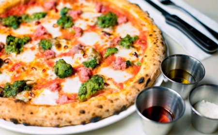 Pizza brokoli dengan saus tomat dan keju mozzarella