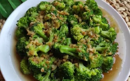 Brokoli kukus dengan bumbu garam dan lada