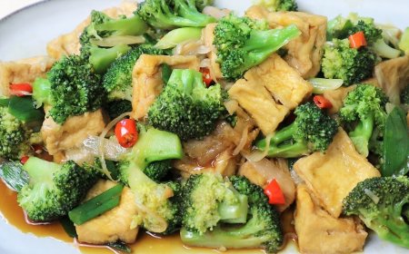 Brokoli stir-fry dengan tahu dan saus kecap