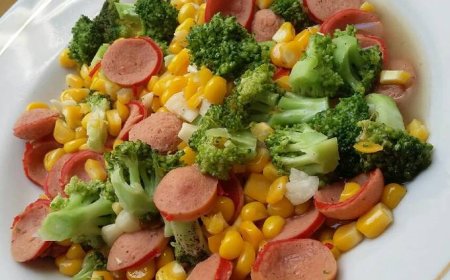 Brokoli dan sosis panggang dengan saus mustard madu