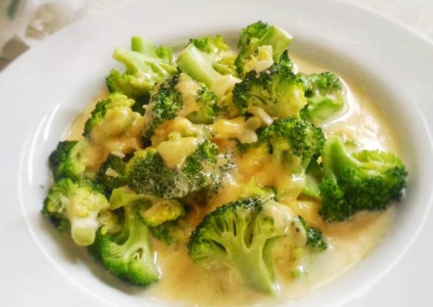 Brokoli kukus dengan saus lemon butter