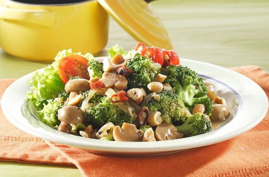 Brokoli kukus dengan saus kacang