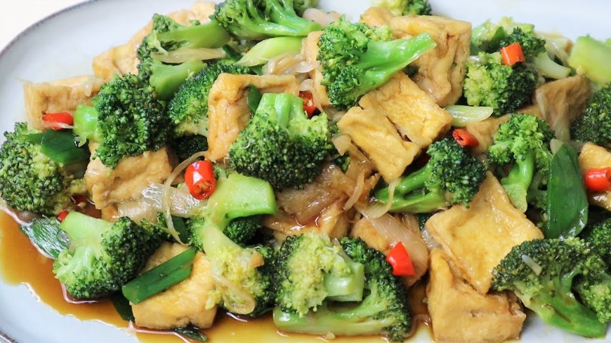 Brokoli stir-fry dengan tahu dan saus kecap