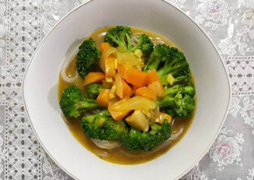 Brokoli kukus dengan saus kari