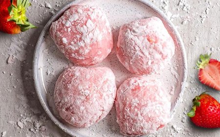 Mochi stroberi kacang putih