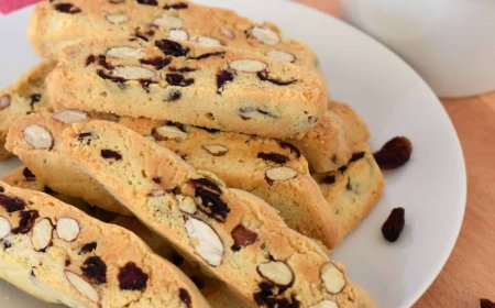 Biscotti almond dan ceri kering