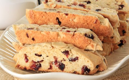 Biscotti almond dan cranberry merah muda