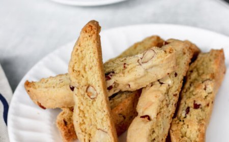 Biscotti almond dan keju parmesan