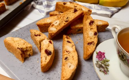 Biscotti almond dan cranberry kering