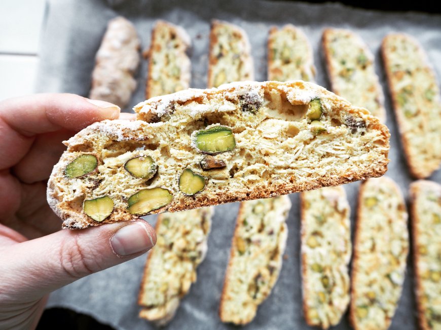 Biscotti almond dan pistachio