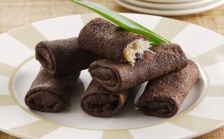 Kue Dadar Gulung Kelapa Muda Cokelat