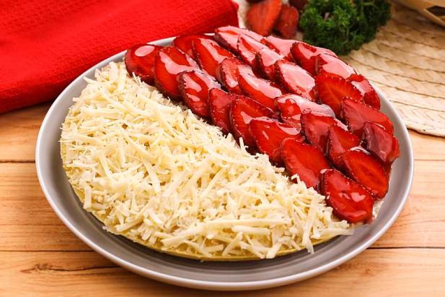 Martabak Manis Stroberi Keju