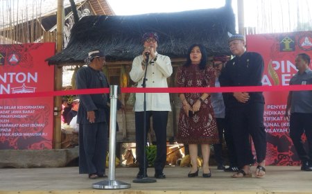 Menkumham serahkan 35 sertifikat KIK dan satu IG bagi Masyarakat Jabar