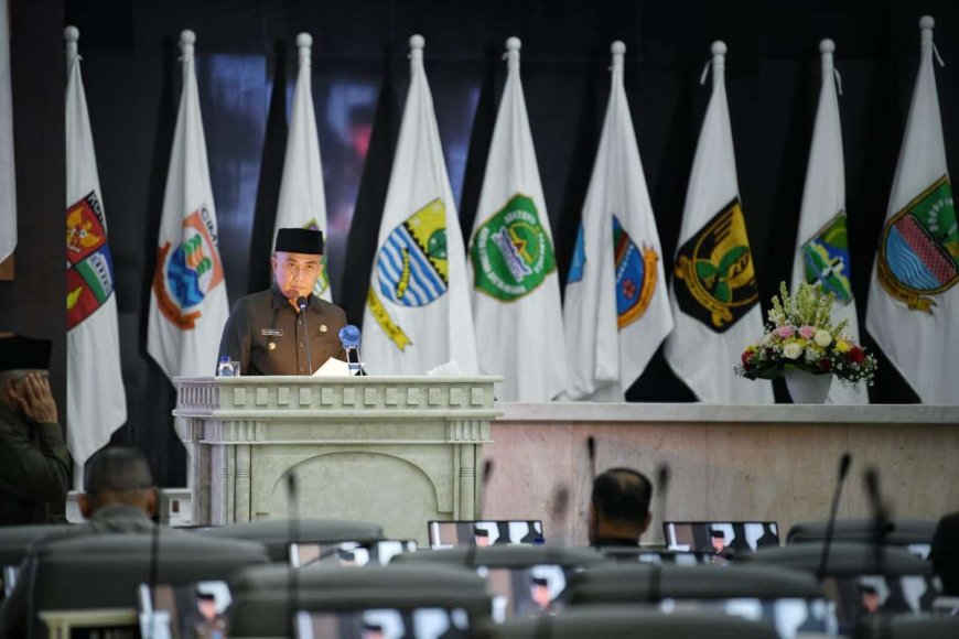Bey Machmudin Sampaikan Pendapat terhadap Tiga Ranperda Prakarsa DPRD Jabar