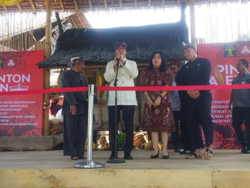 Menkumham serahkan 35 sertifikat KIK dan satu IG bagi Masyarakat Jabar