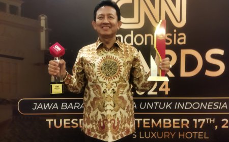 Prof. Bob Foster Terima Penghargaan CNN Indonesia Awards 2024