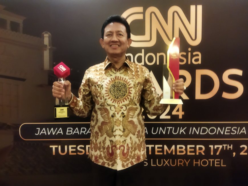 Prof. Bob Foster Terima Penghargaan CNN Indonesia Awards 2024