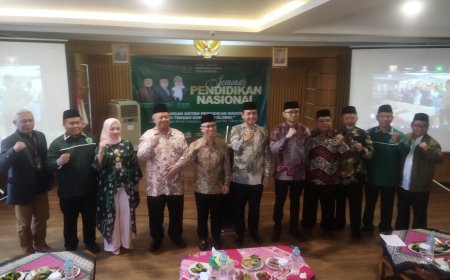 Bersama Wakil Walikota Bandung, Sekdis Disdik Hadiri Seminar Pendidikan Nasional 2025