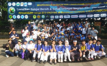 Relawan Muda Mudi Buddha Tzu Chi Bandung Ikut Lestarikan Sungai Cikapundung dengan Eco Enzyme