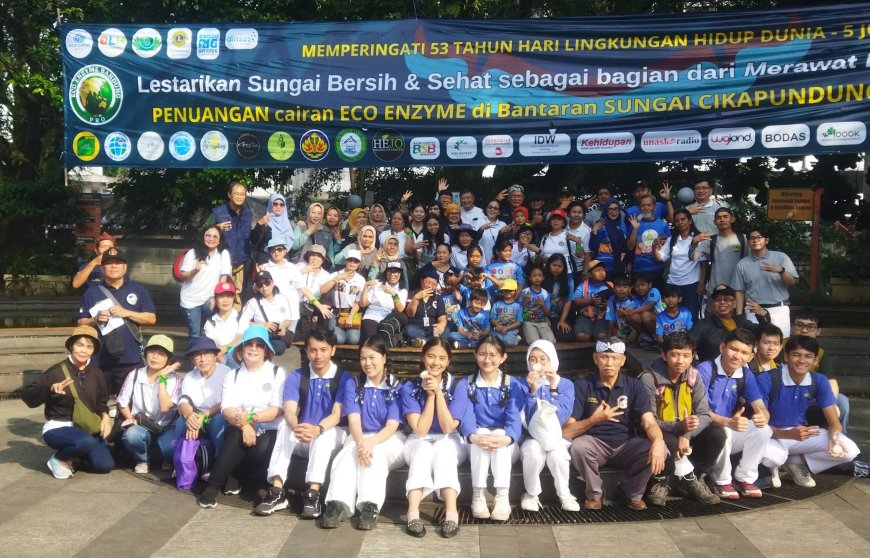 Relawan Muda Mudi Buddha Tzu Chi Bandung Ikut Lestarikan Sungai Cikapundung dengan Eco Enzyme