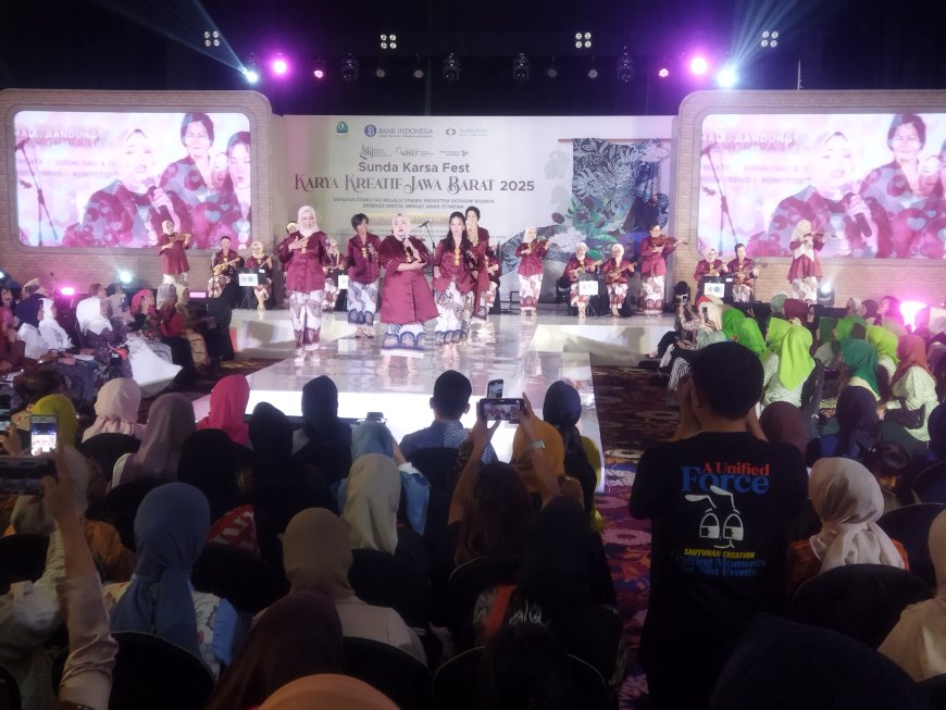 Penampilan Memukau Sora Wanodja di Pembukaan Fashion Show Sunda Karsa Fest 2025