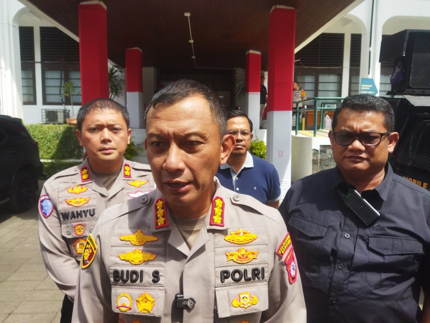 Kapolrestabes Bandung Pimpin Pasukan Hadapi Demo Buruh “Hostum” di Depan Gedung Sate