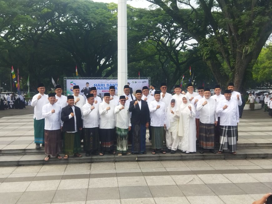 Direktur RSKGM Kota Bandung Hadiri Apel Hari Santri Nasional 2025 di Plaza Balai Kota