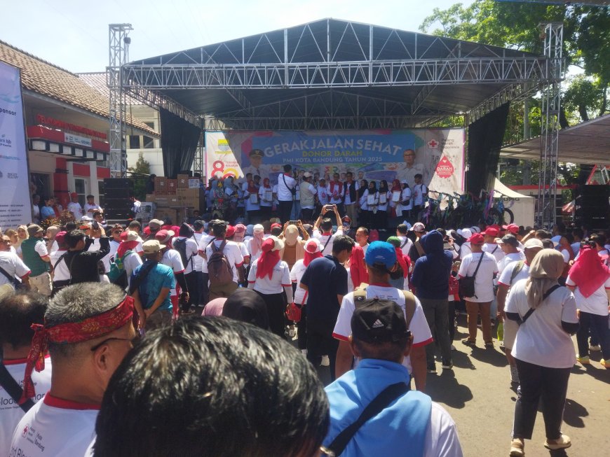 Ribuan Warga Bandung Meriahkan Gerak Jalan Sehat dan Donor Darah PMI ke-80 di Jalan Aceh