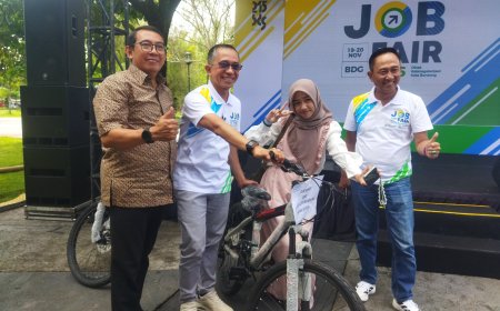 Ketua APINDO Kota Bandung Hadiri Job Fair 2025, Dukung Pencari Kerja Lewat Doorprize Sepeda dan Hadiah Menarik