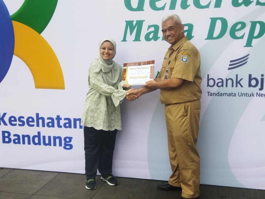 Peringatan HKN ke-61 Kota Bandung: dr. Almira Aliyannissa, Sp.A. Terima Penghargaan atas Dedikasi dalam Imunisasi Anak