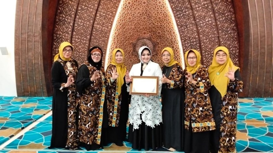 Prof. Dewi Indriani Jusuf Raih Anugerah Duta Muslimah Penggerak Organisasi Tahun 2025