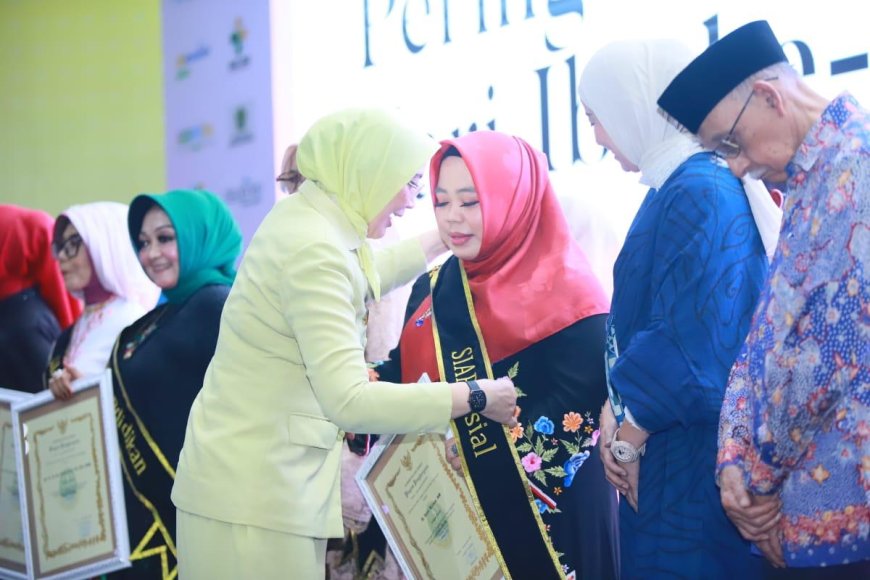 Ketua APSAI Jawa Barat Hj. Dewie Kulsum,SM Raih Penghargaan Perempuan Pelopor Pembangunan SIAP Sosial 2025