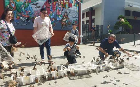 Tahun Baru Imlek 2577, Keluarga William Lesmana Lepaskan Ratusan Burung ke Alam Bebas di Kelenteng Tertua Bandung