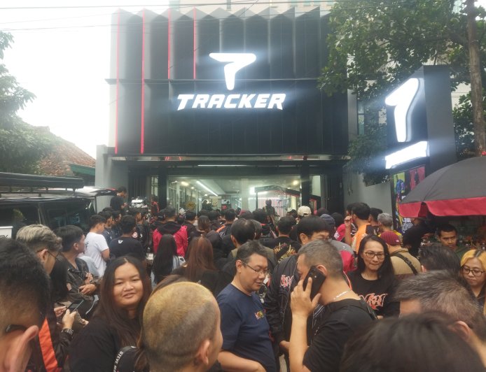 TRACKER Store Resmi Hadir di Bandung, Grand Opening Meriah dengan Atraksi Motor dan Potong Tumpeng