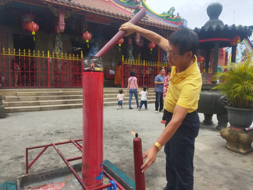 Ayet Nyalakan Sepasang Lilin Besar di Kelenteng Satya Budhi Bandung, Panjatkan Doa Keselamatan dan Hoki di Imlek 2577