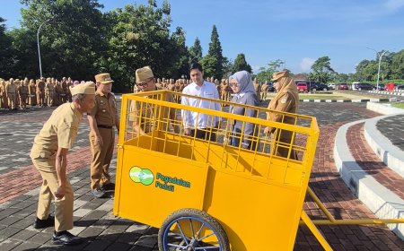 Dukung Program 'Kuningan Terawat', PT Pegadaian Kantor Wilayah X Jawa Barat Serahkan 12 Armada Angkut Sampah