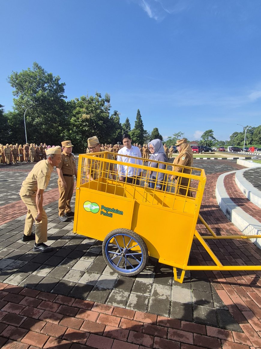 Dukung Program 'Kuningan Terawat', PT Pegadaian Kantor Wilayah X Jawa Barat Serahkan 12 Armada Angkut Sampah