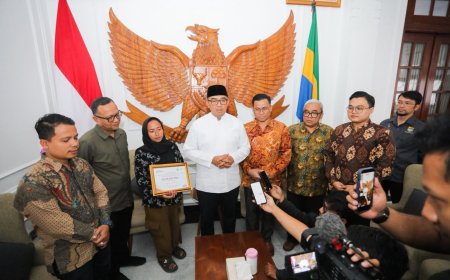 Pemkot Bandung Serahkan Santunan Korban Pohon Tumbang, Wali Kota Farhan Sampaikan Duka Mendalam
