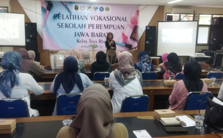 ​Tingkatkan Kemandirian Perempuan, Prof. Umi Narimawati Berikan Motivasi dalam Pelatihan Vokasional Tata Rias se-Jawa Barat