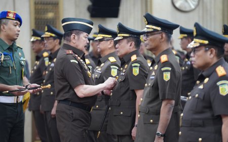 JAKSA AGUNG ST BURHANUDDIN LANTIK Dr. SUTIKNO, S.H., M.H. SEBAGAI KEPALA KEJAKSAAN TINGGI JAWA BARAT