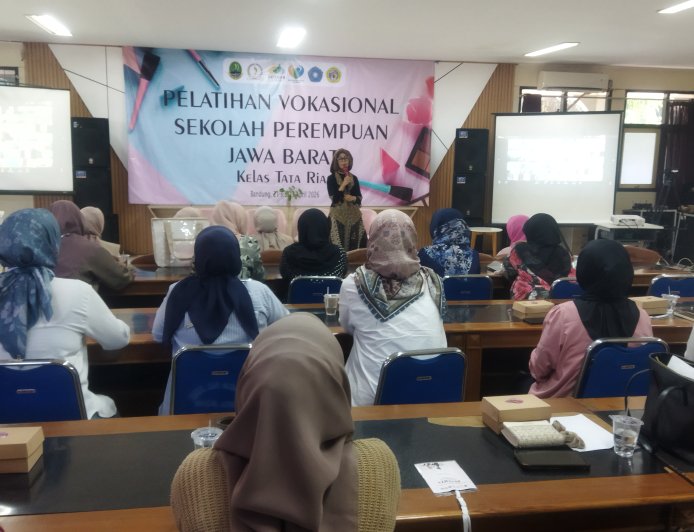 ​Tingkatkan Kemandirian Perempuan, Prof. Umi Narimawati Berikan Motivasi dalam Pelatihan Vokasional Tata Rias se-Jawa Barat