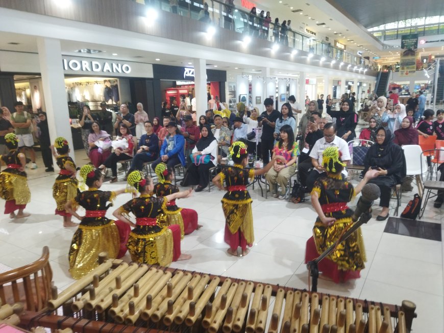 Rayakan Hari Seni Sedunia, Ratusan Pengunjung Padati Eksibisi 'Fragmen Dunia di Mata Wanita' di Ciwalk