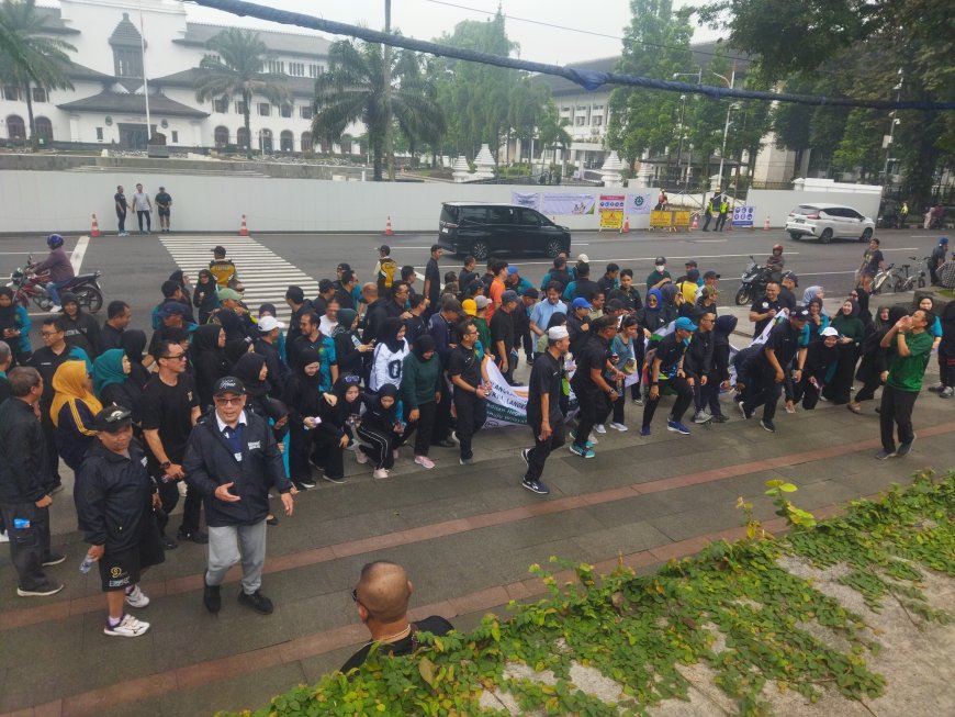 Pererat Sinergi, DPC Peradi Bandung dan PN Bandung Gelar Jalan Sehat Kampanye Anti-Suap