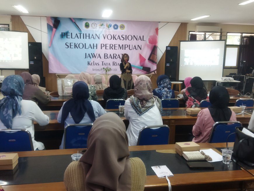 ​Tingkatkan Kemandirian Perempuan, Prof. Umi Narimawati Berikan Motivasi dalam Pelatihan Vokasional Tata Rias se-Jawa Barat