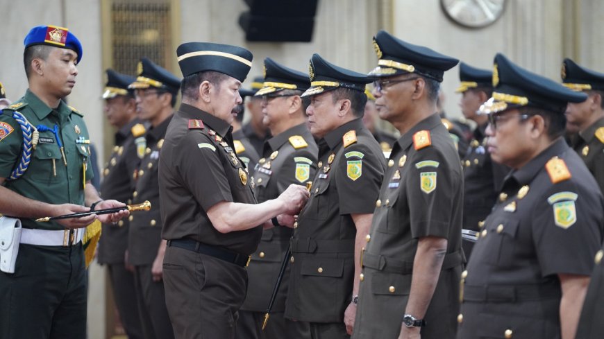 JAKSA AGUNG ST BURHANUDDIN LANTIK Dr. SUTIKNO, S.H., M.H. SEBAGAI KEPALA KEJAKSAAN TINGGI JAWA BARAT
