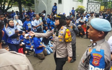 Kawal Euforia Bobotoh, Kapolsek Regol AKP Megawati Pimpin Langsung Pengamanan Konvoi Persib di Depan Pendopo Kota Bandung