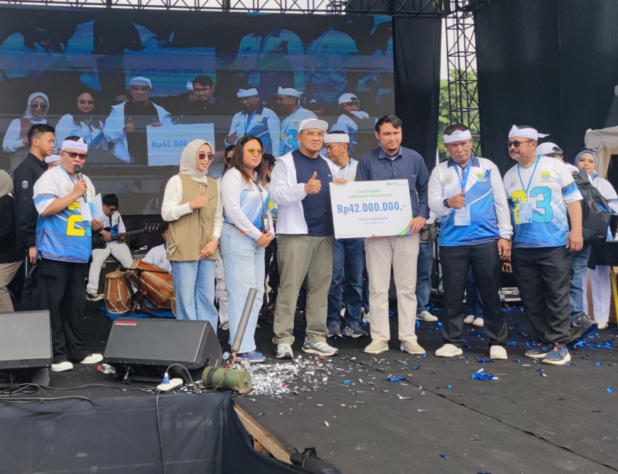Milad ke-23 Forum RT/RW Kota Bandung: Wali Kota M. Farhan Serahkan Santunan BPJS Ketenagakerjaan Rp42 Juta dan Tegaskan Pemerataan Pembangunan