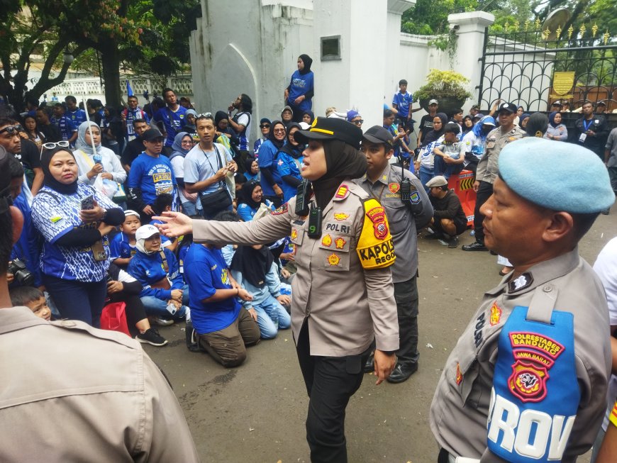 Kawal Euforia Bobotoh, Kapolsek Regol AKP Megawati Pimpin Langsung Pengamanan Konvoi Persib di Depan Pendopo Kota Bandung