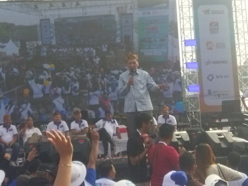 Langkah BPR-BPRS untuk Negeri: Musthofa Meriahkan Fun Walk HUT BPR-BPRS Nasional di Lapangan Tegallega