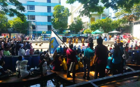 ​Peringati Hari Lingkungan Hidup Sedunia, Ratusan Warga Bandung Tuangkan Eco Enzyme ke Sungai Cikapundung